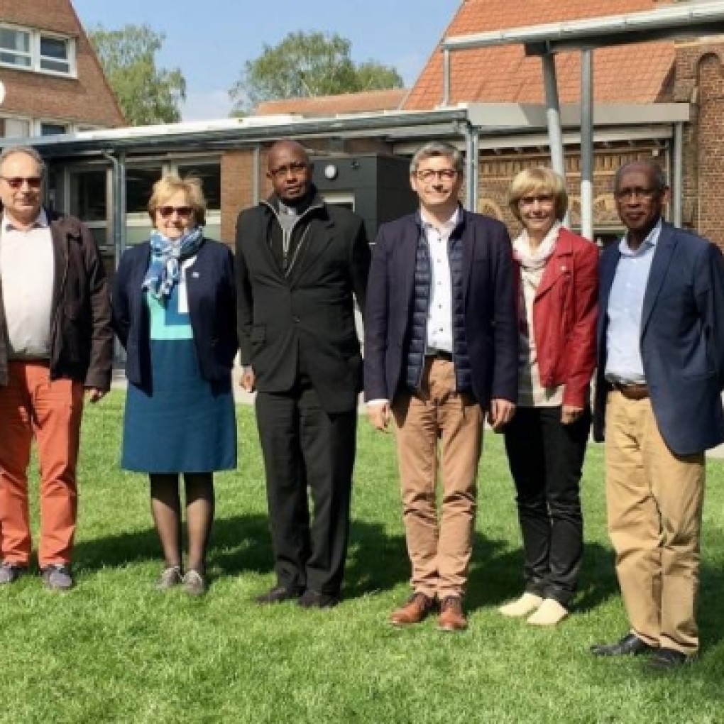 Un évêque du Burundi en visite à l’Institut de Genech, grâce à l’association Marie Reine de la paix