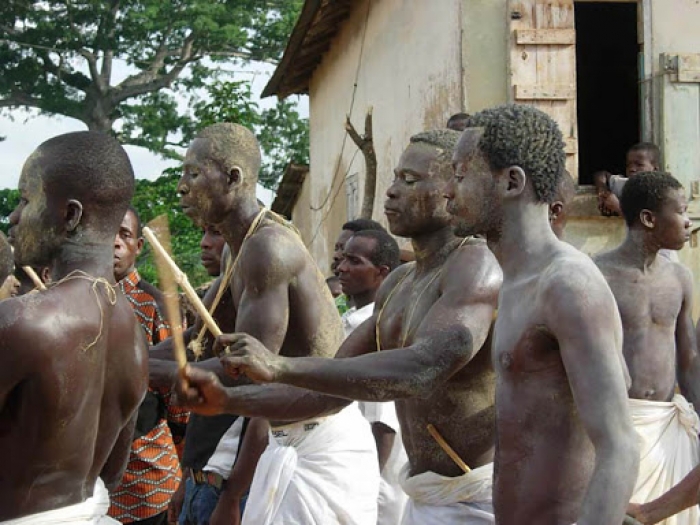 Les religions traditionnelles en Afrique et le rôle de colonisateur dans le changement dans les croyances des africains.