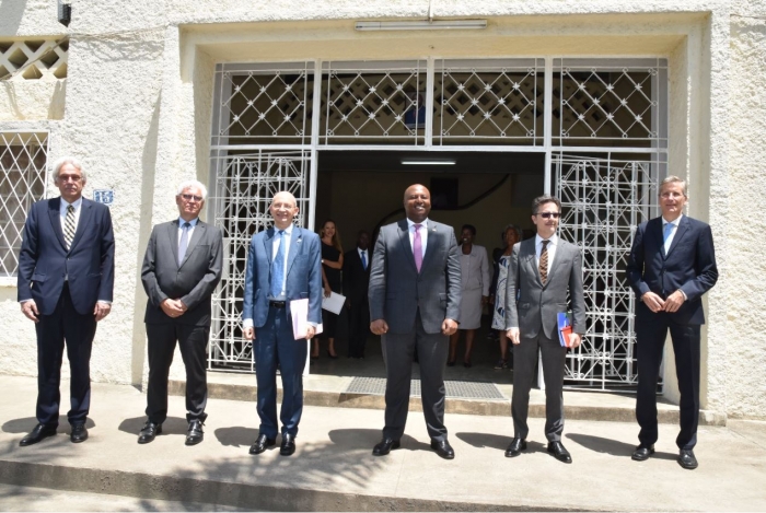 Le ministre Albert Shingiro et les ambassadeurs européens après la réunion