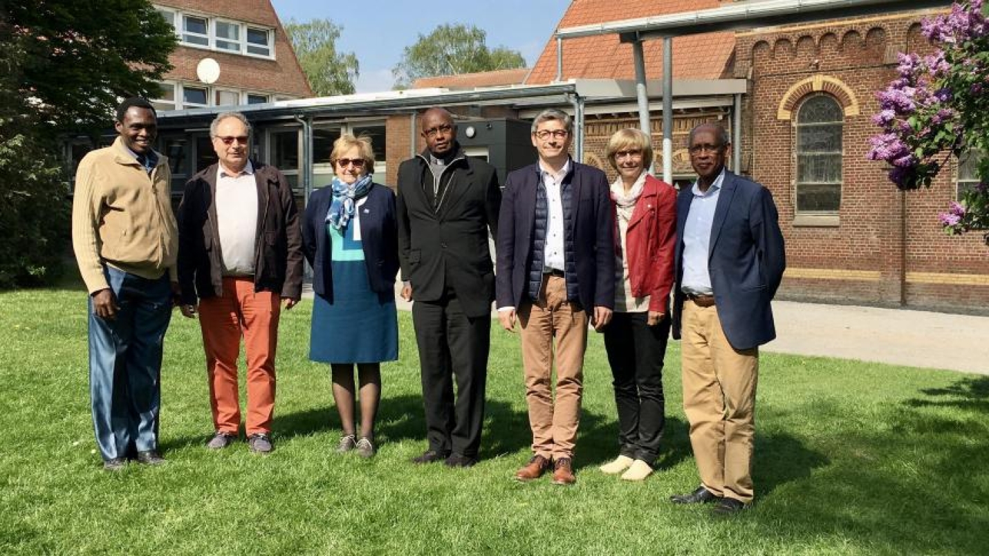 de g à droite : le père Vital, Albert et Henriette cofondateur de MRDP, Mgr Niciyerets, Sylvain Clément, Florence Candau Jean Bizimana de l&#039;institut. 