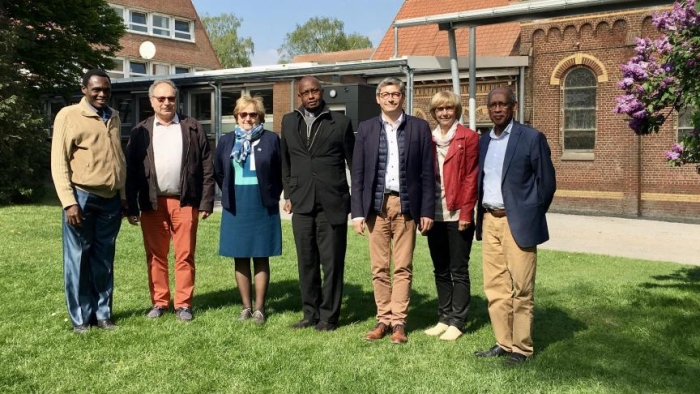 de g à droite : le père Vital, Albert et Henriette cofondateur de MRDP, Mgr Niciyerets, Sylvain Clément, Florence Candau Jean Bizimana de l&#039;institut. 